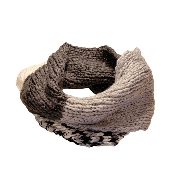 Cute! Gray Infinity Scarf ▪︎LC Lauren Conrad ▪︎Grays and Cream ▪︎ EUC - Picture 2 of 13
